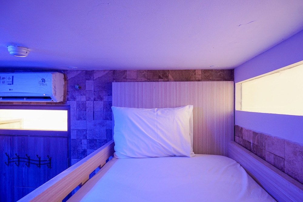 Room - Photo 2