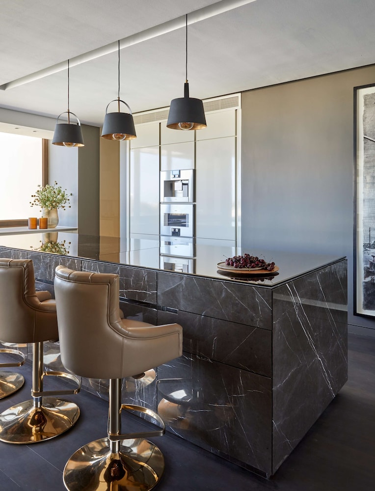 Penthouse (lion's Head)