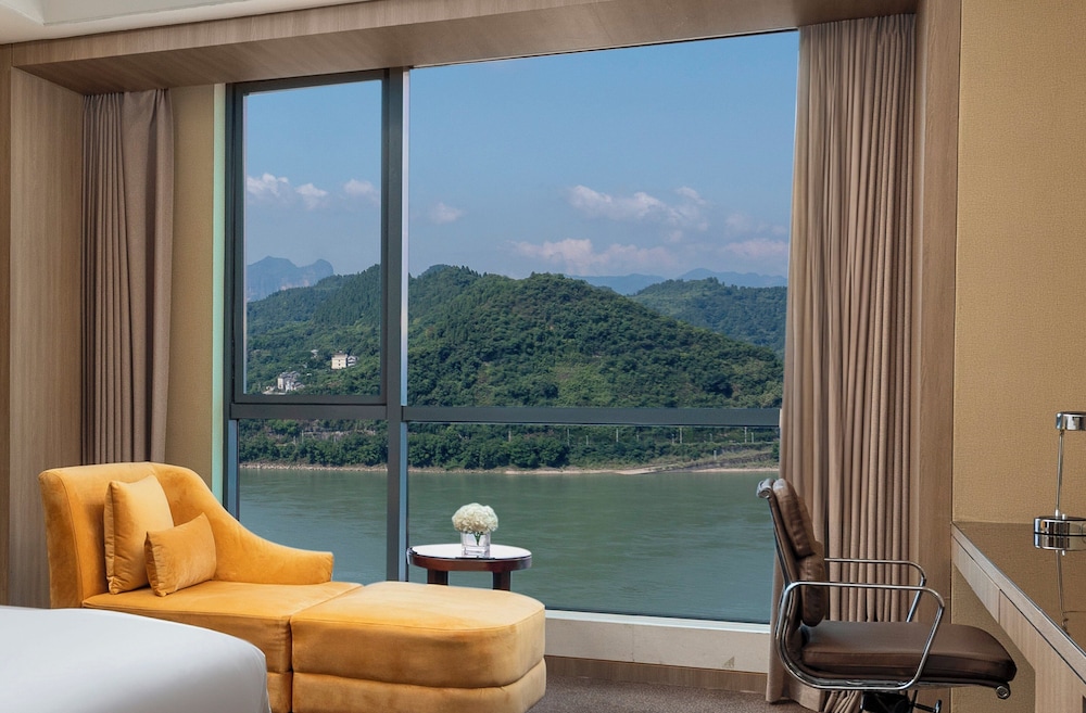 Standard Room, 1 King Bed (181 Degree Yangtze River View) - Photo 1