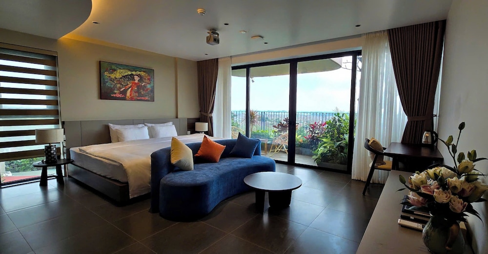 Signature Suite Double or Twin with Balcony, Garden View