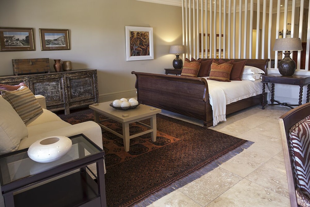 Premium Studio Suite, 1 King Bed, Courtyard View photo 2