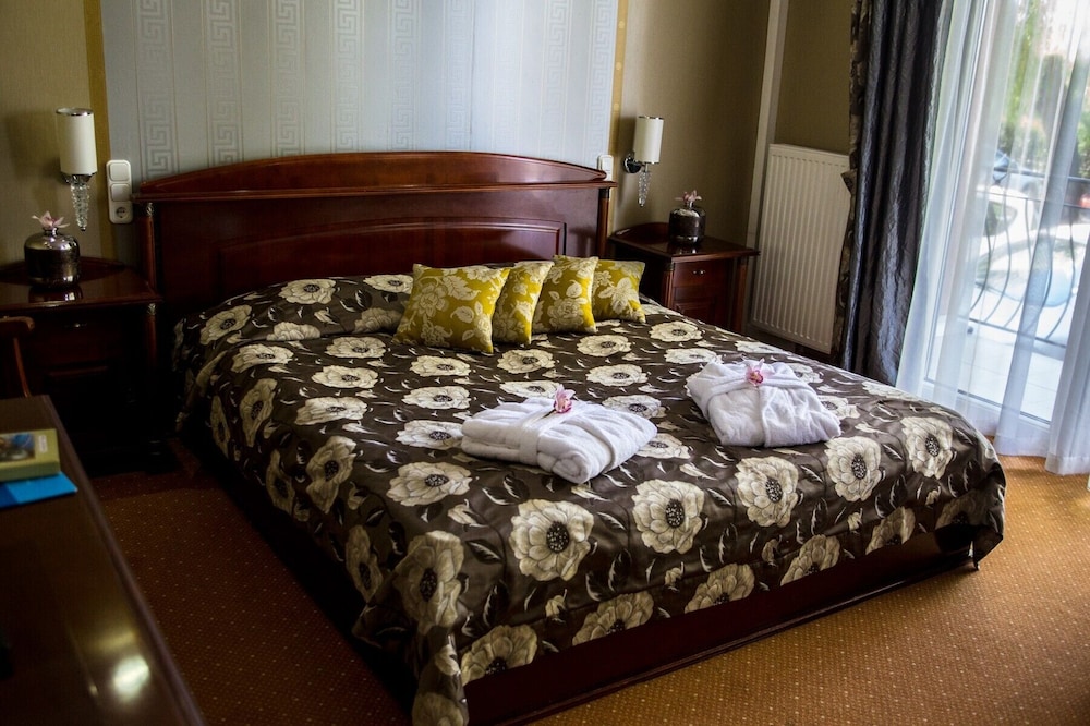 Superior Double Room, Bathtub photo 2