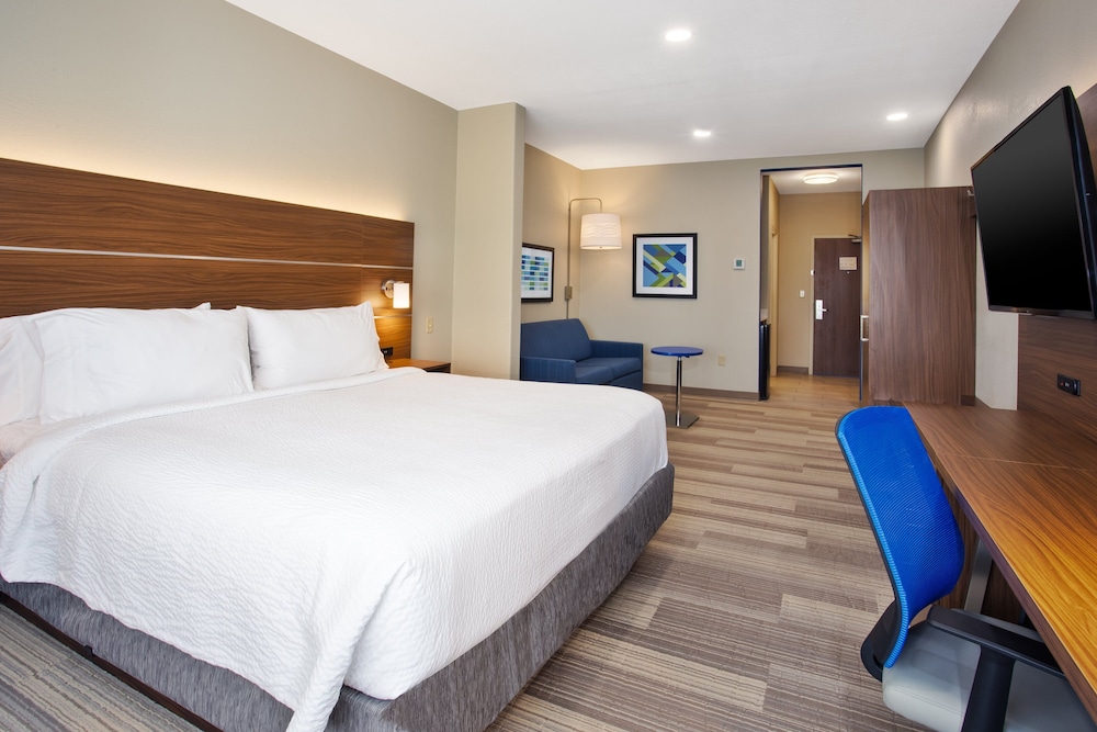 Suite, 1 King Bed - Photo 3