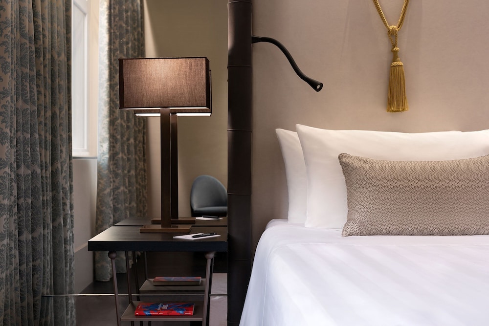 Deluxe Room, 1 King Bed, City View thumbnail 6