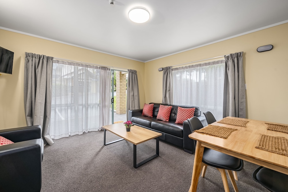 2 Bedrooms Downstairs photo 1