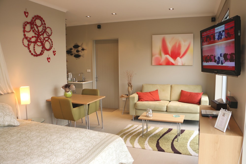 Standard Studio, 1 King Bed, Non Smoking, Air conditioning (Aroha Suite) photo 1