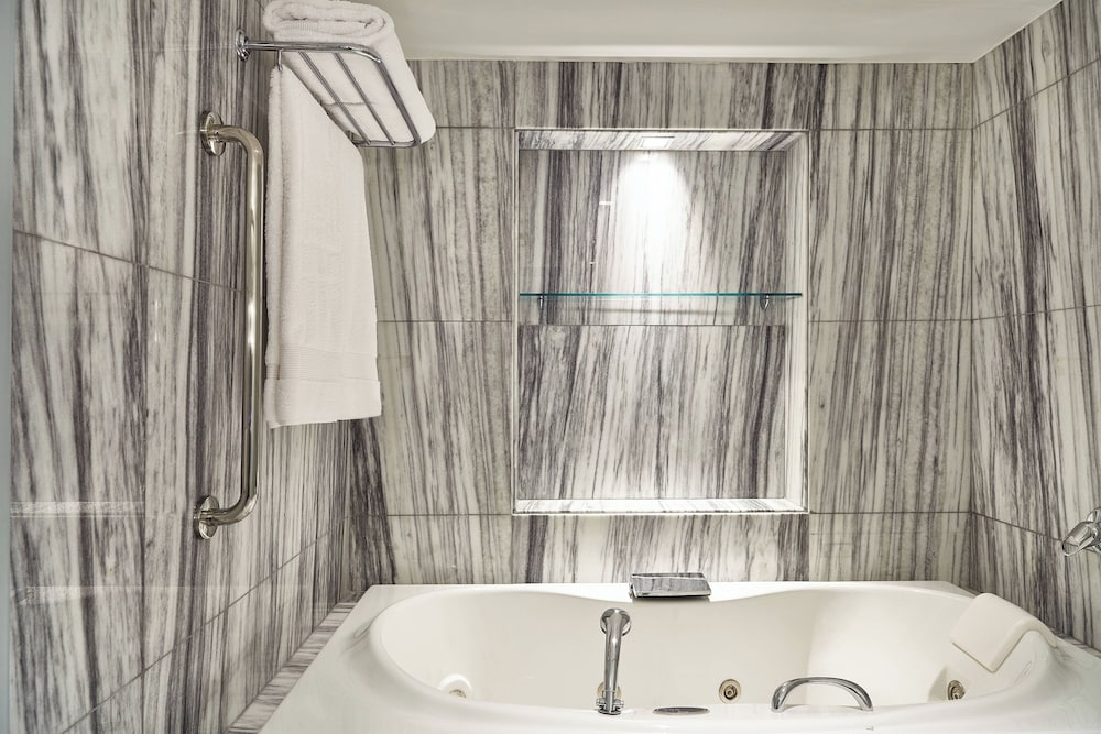 Presidential Suite, 1 King Bed (Balcony) thumbnail 5