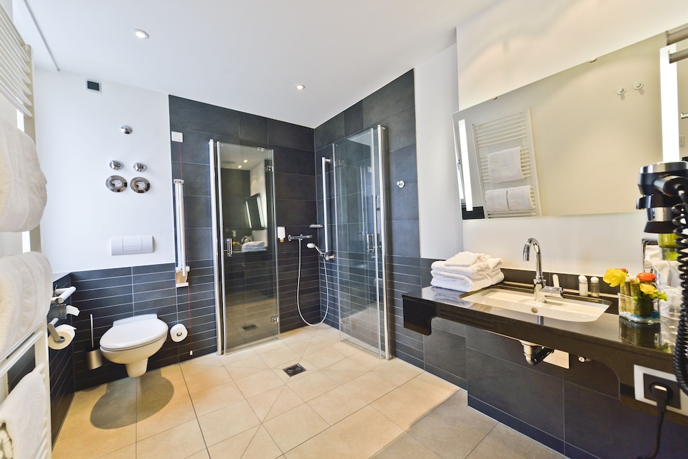 Double or Twin Room, 1 Queen Bed, Non Smoking photo 2