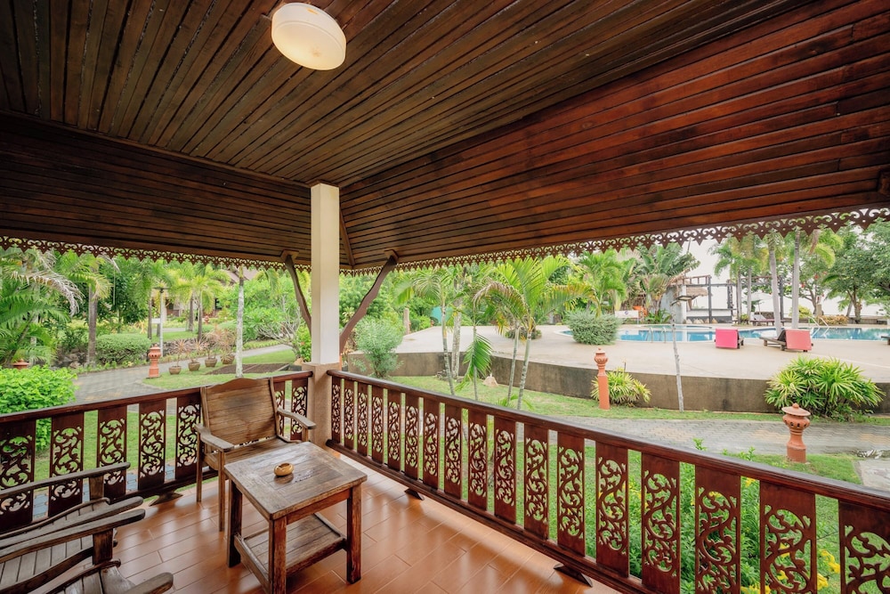 Superior Poolside or Seaside Cottage - Photo 7