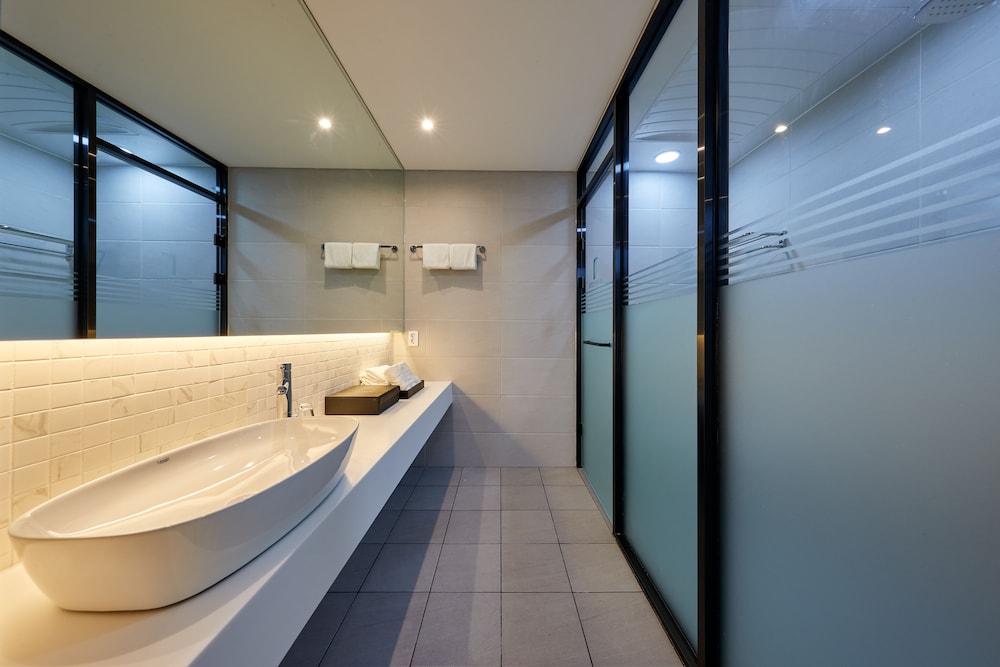 Premium Twin Room - Photo 6