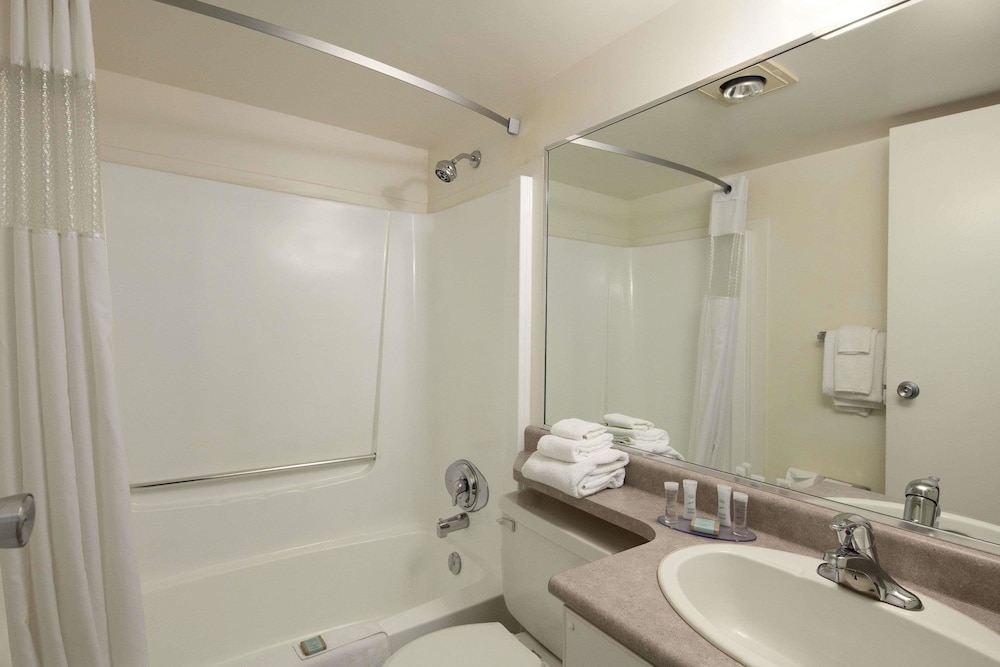 Suite, 1 Queen Bed, Non Smoking, Balcony (with Living Room) - Photo 3