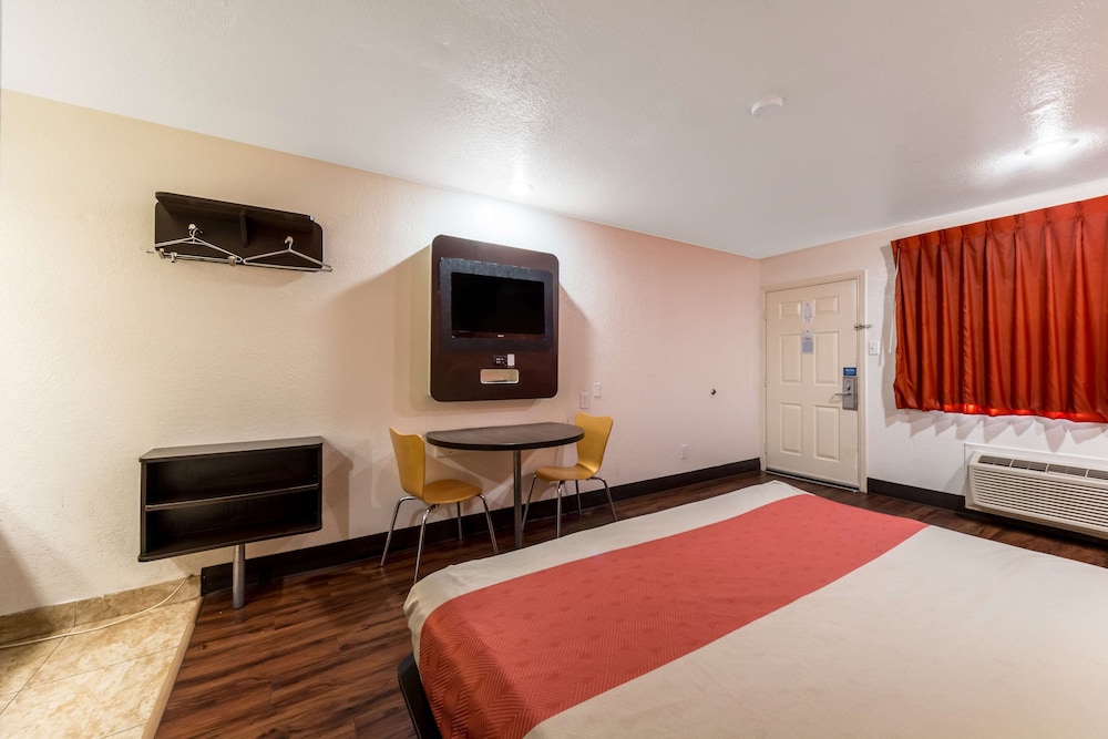 Standard Room, 1 King Bed, Smoking - Photo 8