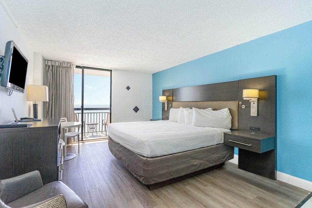 Oceanfront Room King Bed with Balcony photo 1