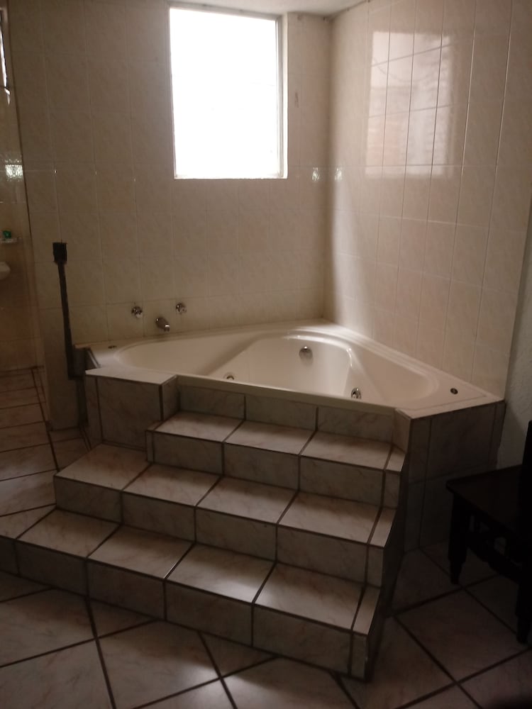 Grand Room, 1 King Bed, Hot Tub photo 3