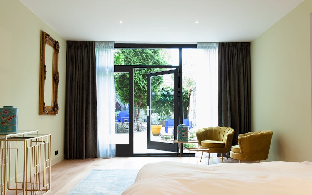 Suite - Photo 1