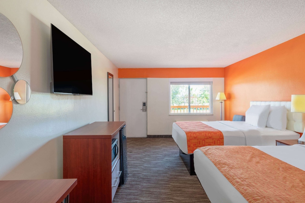 Standard Room, 2 Queen Beds - Photo 1