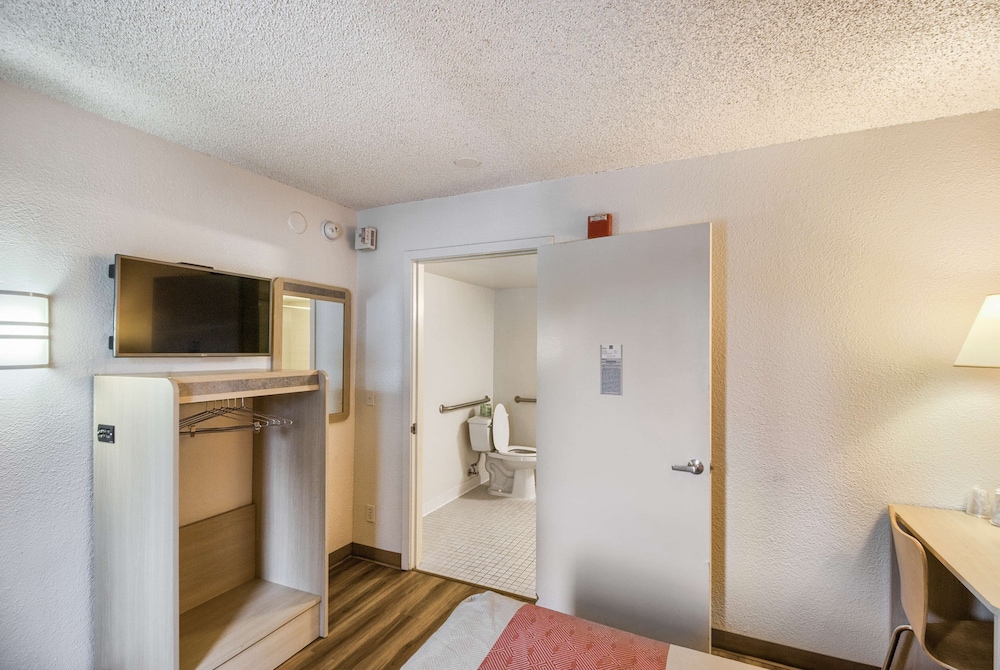 Standard Room, 2 Double Beds, Non Smoking photo 3