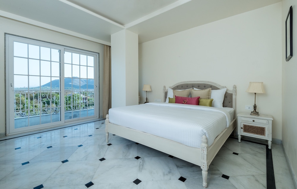 Deluxe Double Room, 1 King Bed photo 3