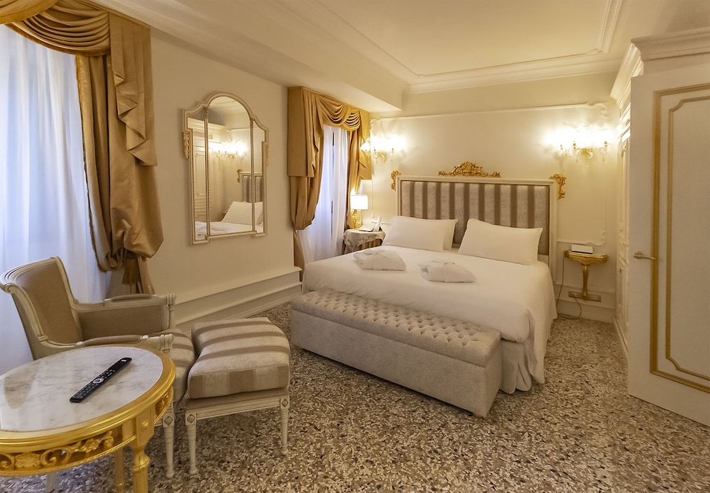 Classic Suite, 1 Queen Bed with Sofa bed photo 3