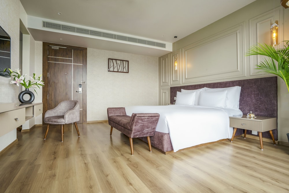 Lakefront Rooms with Private Garden - Photo 5