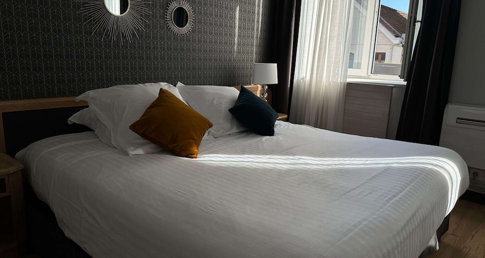 Standard Room, 1 King Bed, Non Smoking - Photo 6