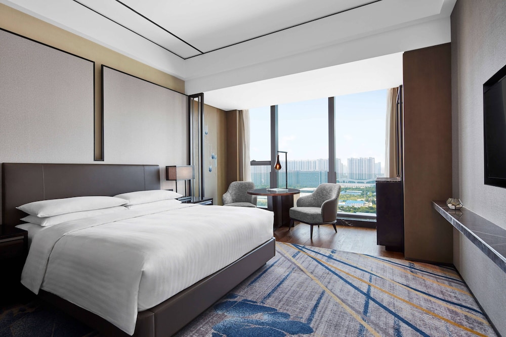 Club Room, 1 King Bed, City View