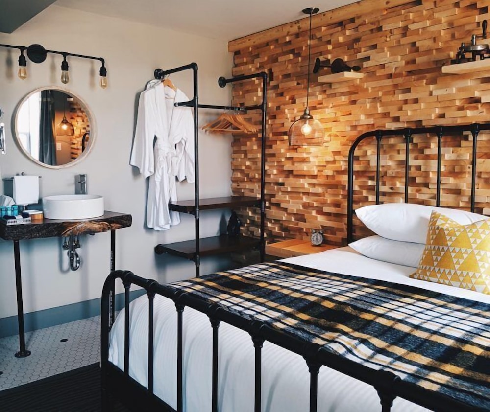 Superior Room, 1 King Bed, Balcony, City View photo 1
