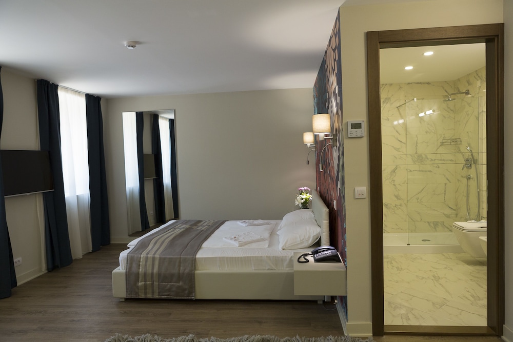 Deluxe Double Room photo 3