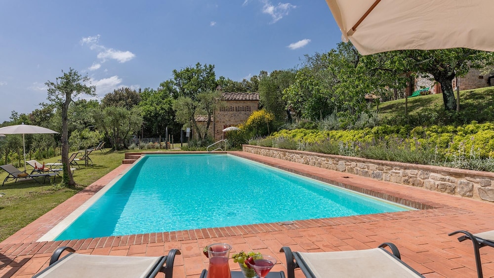 Villa photo 2
