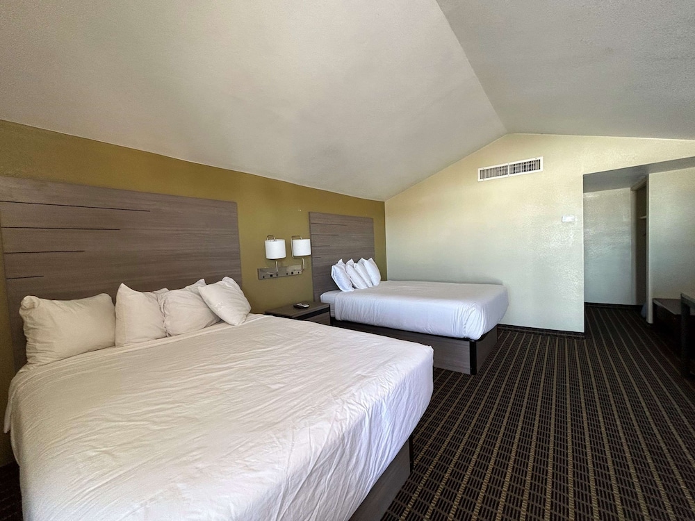 Room, 2 Queen Beds - Photo 5