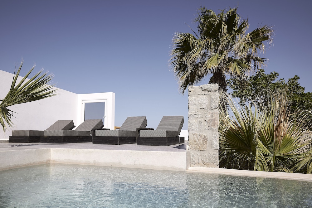 Deluxe Family Suite with Private Pool photo 3
