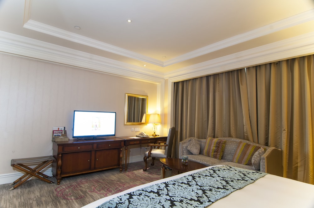 Deluxe Room, 1 Queen Bed photo 2