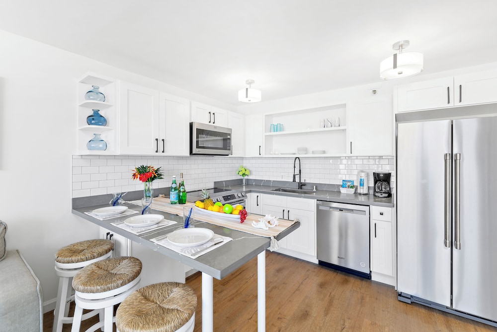 Premium Remodeled Condo with Ocean View and Parking: Premium Apartment, 1 King Bed, Air conditioning, Ocean View (0119) photo
