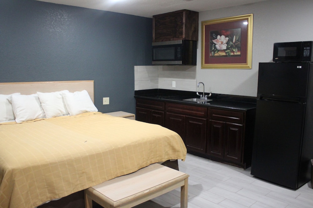 Deluxe Room, 1 King Bed, Smoking, Kitchenette photo 2