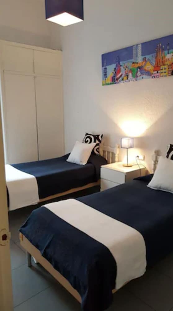 Twin Room, 2 Twin Beds, Shared Bathroom photo 2