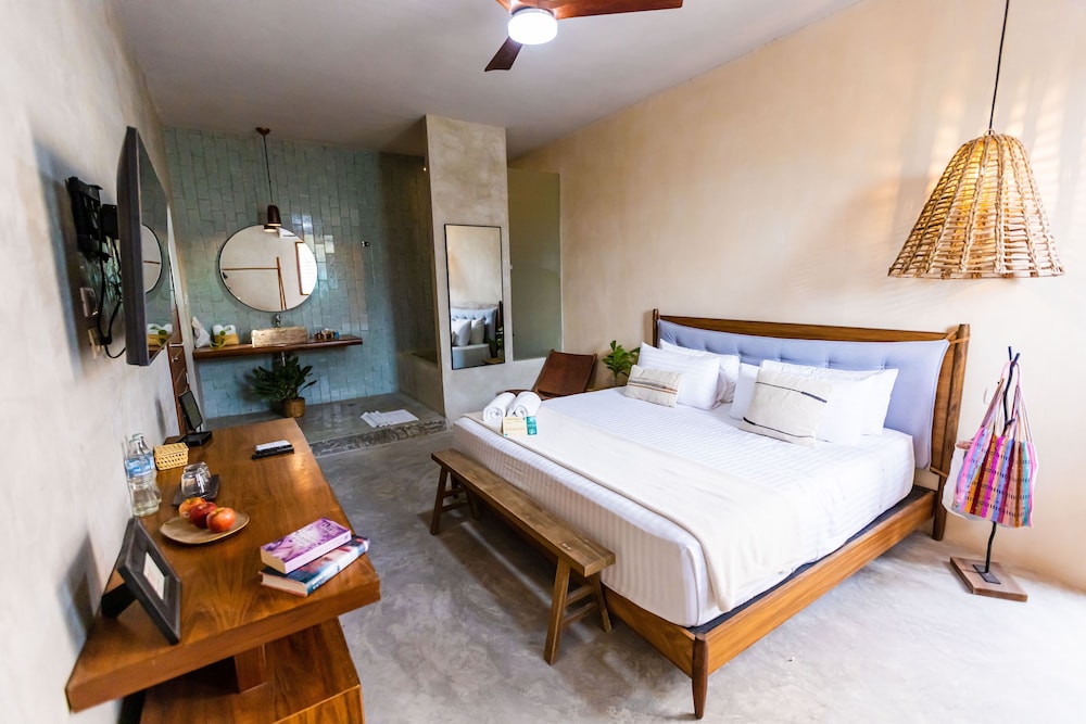 Premium Room, 1 King Bed photo 2