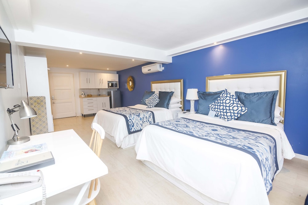 Room, 2 Queen Beds, Kitchenette, Pool View photo 2