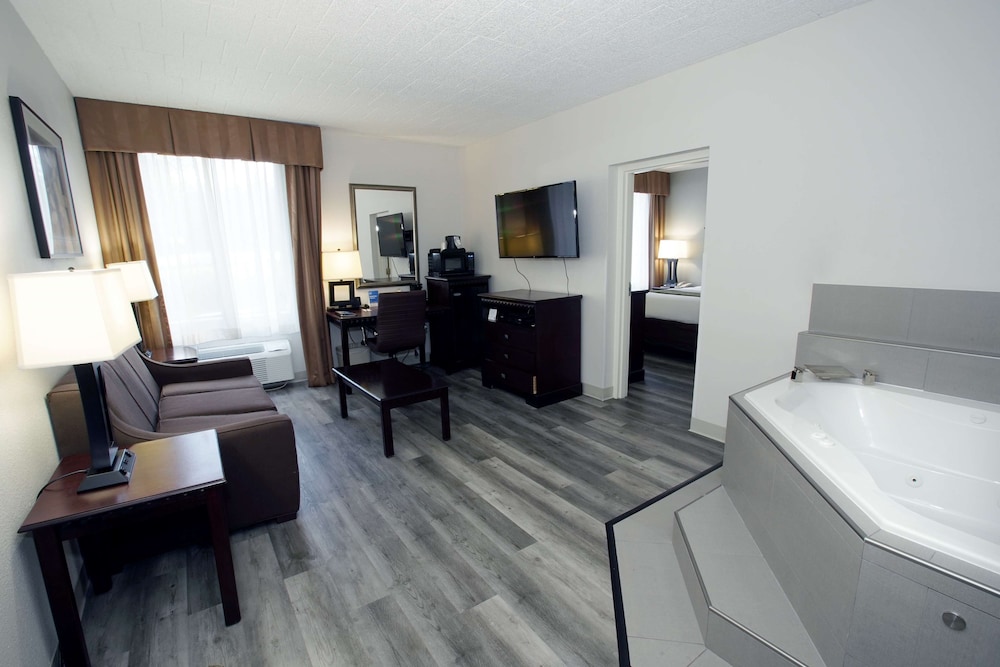 Suite, 1 King Bed, Non Smoking, Jetted Tub - Photo 1