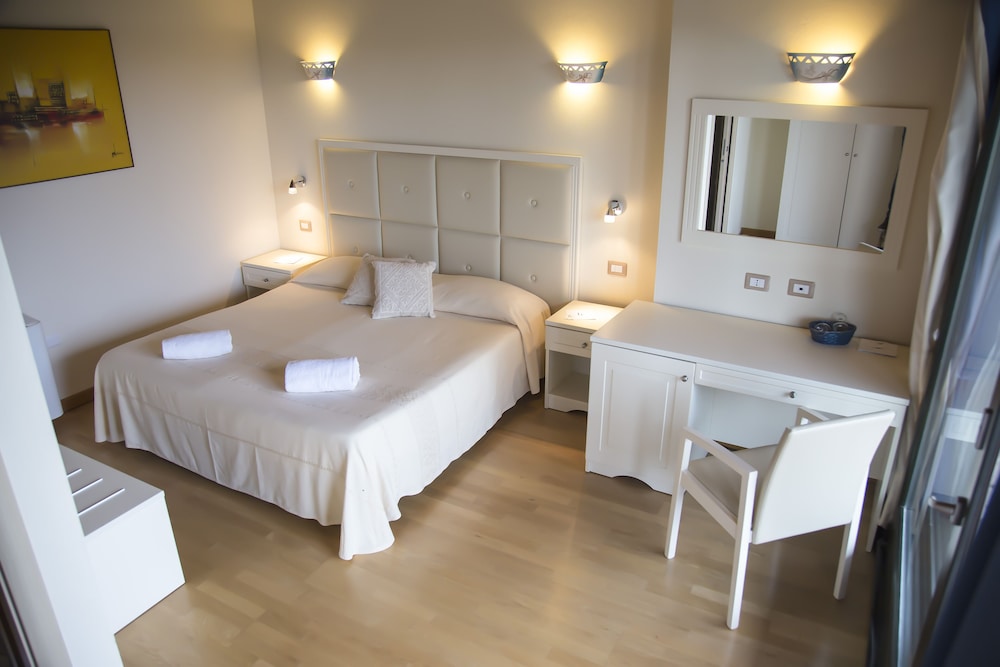 Standard Double Room - Photo 11