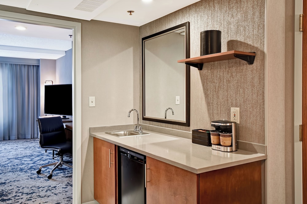 Suite, 2 Queen Beds - Photo 2