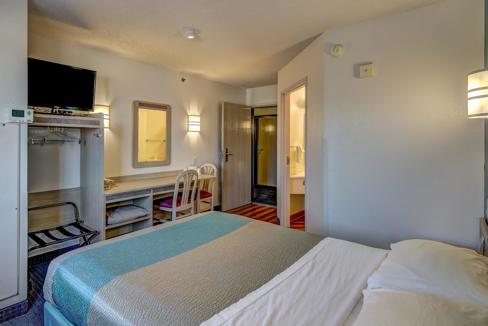 Standard Room, 1 Queen Bed, Non Smoking, Refrigerator & Microwave - Photo 4