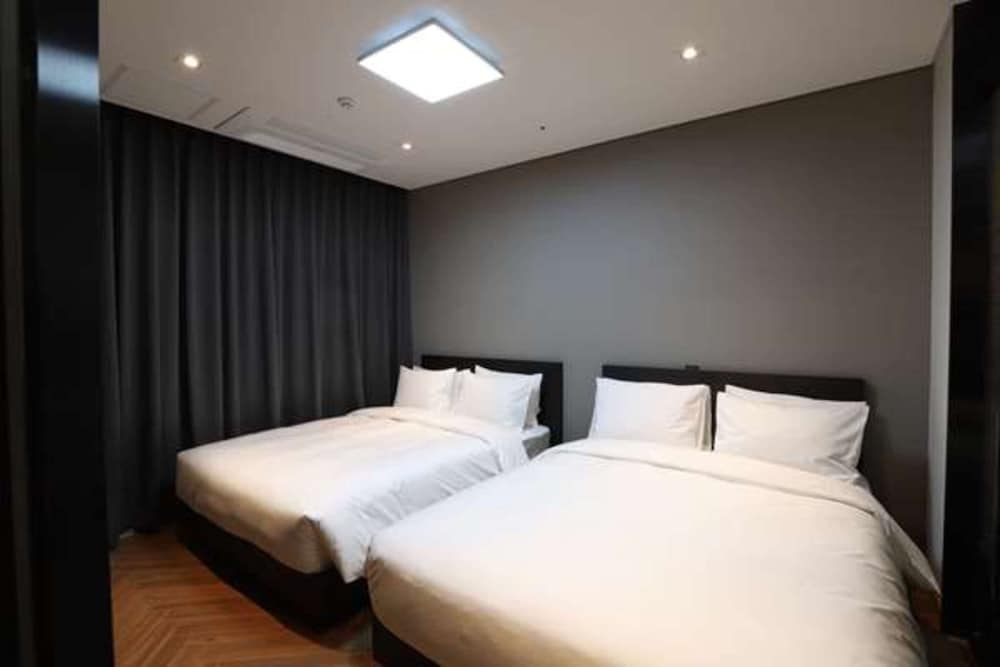 Royal Suite, Lake View (Partial Ocean+Lake View) - Photo 3