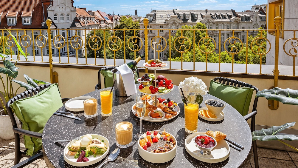 Suite, 1 King Bed, Balcony thumbnail 5