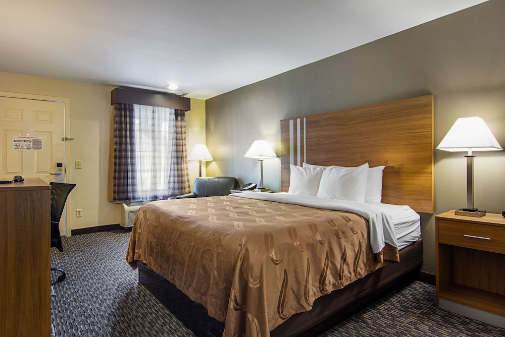 Standard Room, 1 King Bed, Non Smoking - Photo 5