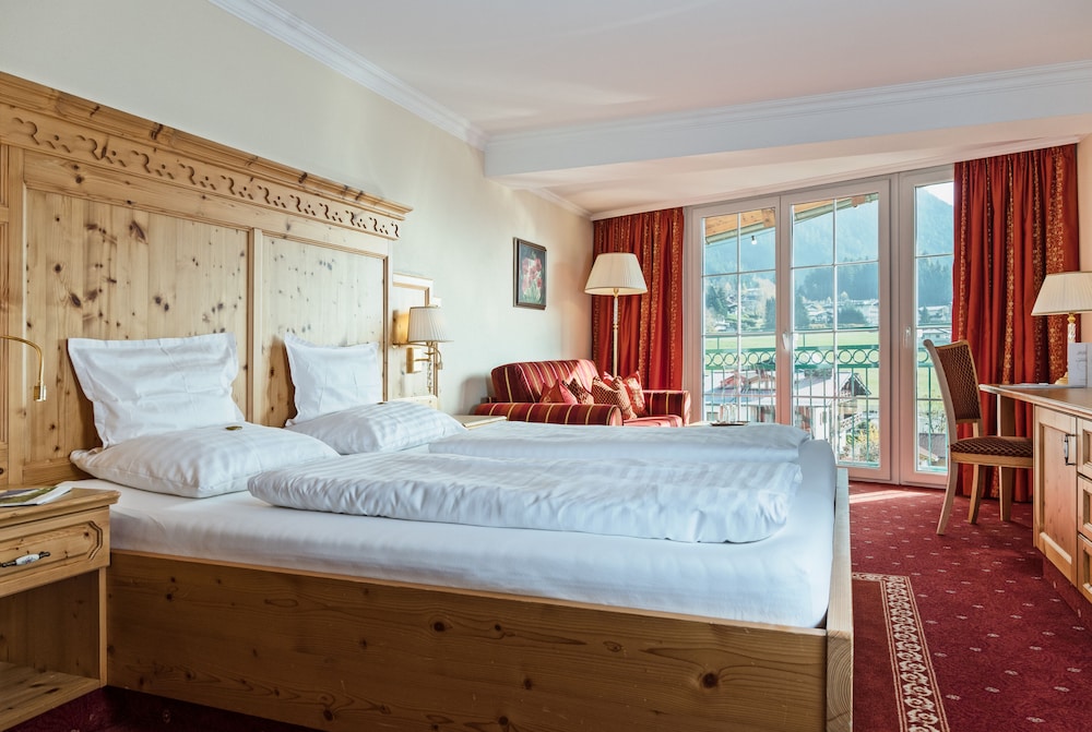 Basic Room, 1 Queen Bed with Sofa bed, Non Smoking photo 2