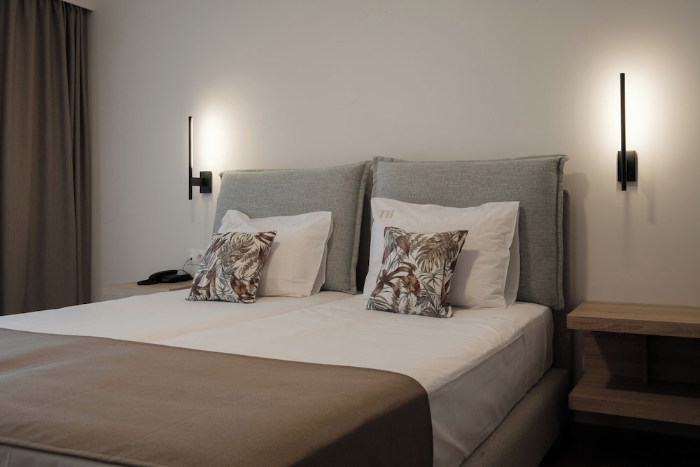 Deluxe Twin Room, Pool Access
