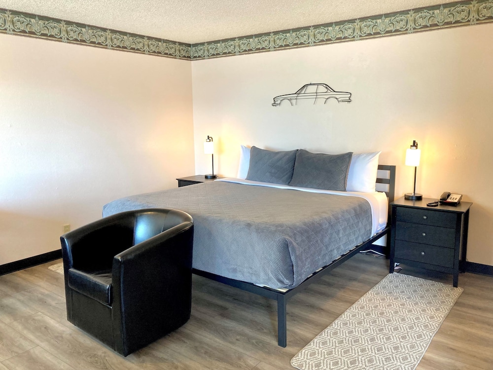 Standard Room, 1 King Bed, Non Smoking - Photo 1