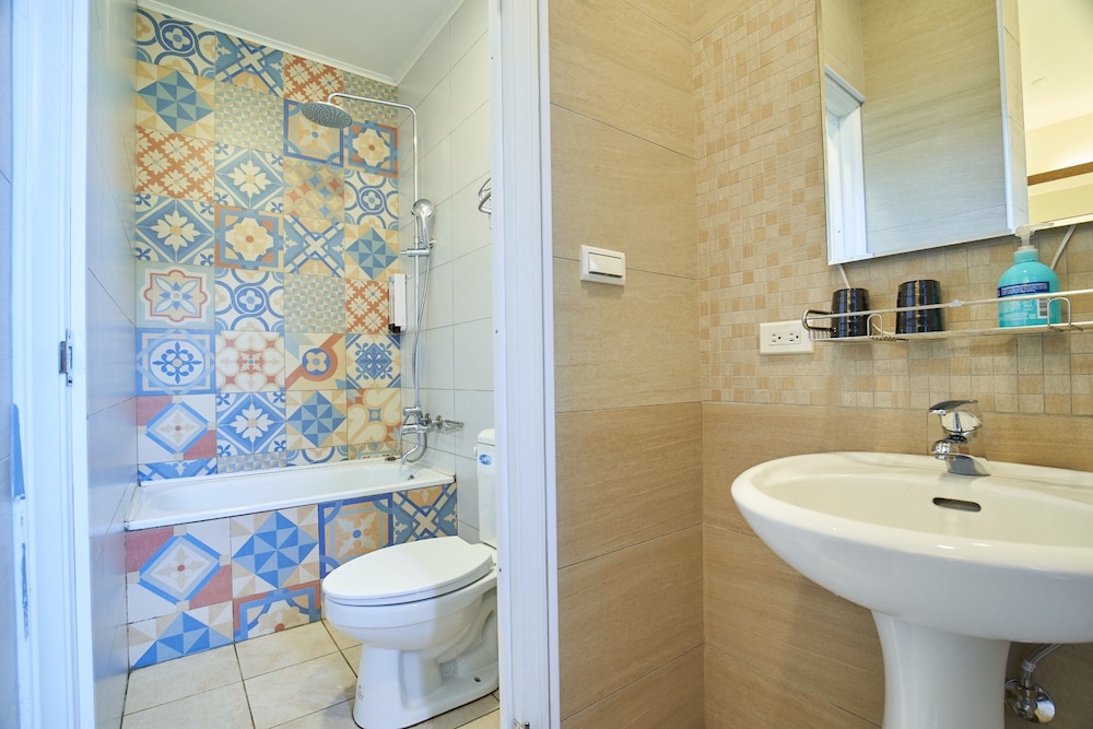 Signature Quadruple Room, Bathtub photo 3