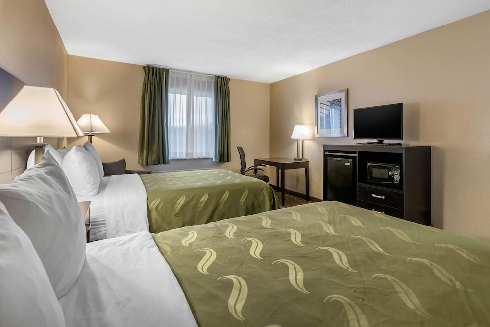Room, 2 Queen Beds, Smoking photo 1