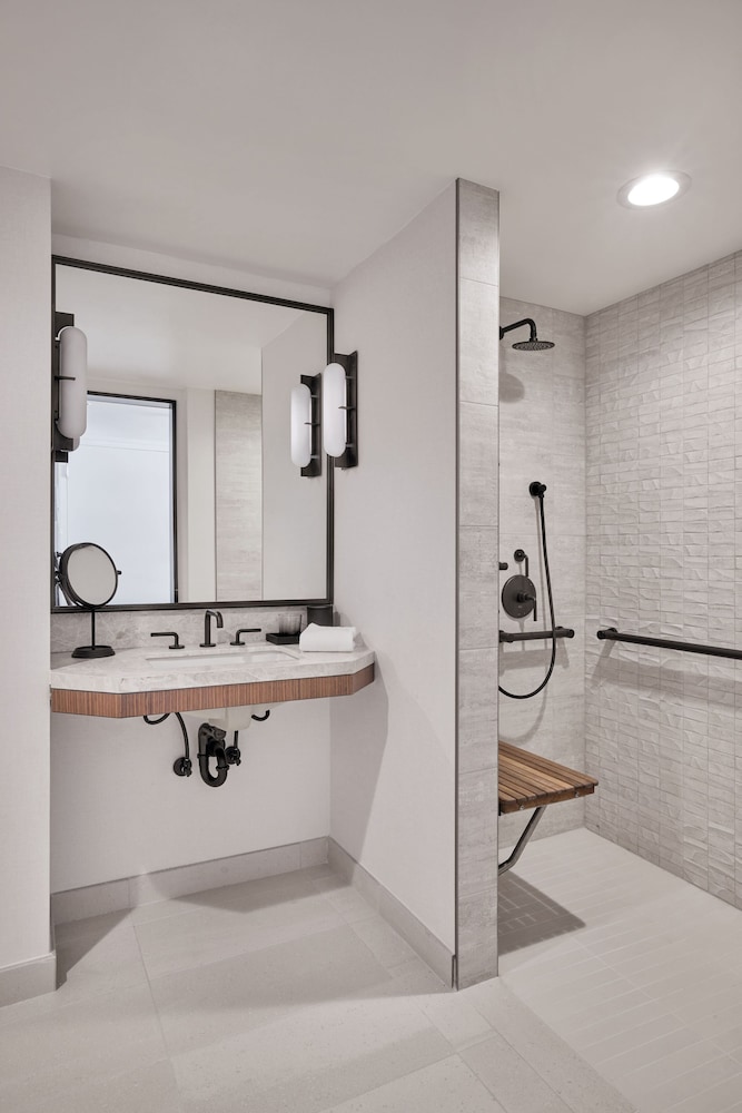 Signature Room, 2 Queen Beds, City View (Mobility/Hearing Access, Roll-in Shwr) thumbnail 5